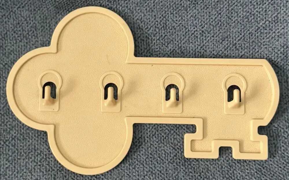 NOS vtg. Beige Tupperware Key Holder Wall Hanger Gadget Holder 1453-16